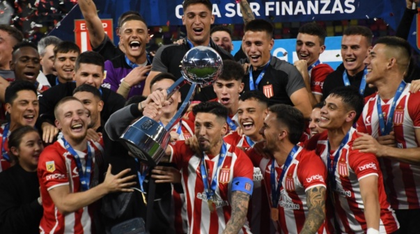 Un jugador de Estudiantes chocó después de los festejos