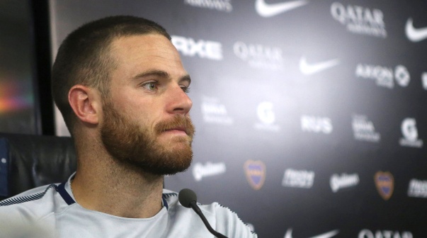 AME7630. BUENOS AIRES (ARGENTINA), 20/11/2018.- El jugador Nahitan Nández de Boca Juniors participa hoy en una rueda de prensa en el estadio de fútbol de La Bombonera, en Buenos Aires(Argentina). Los equipos argentinos Boca Juniors y River Plate disputarán el próximo sábado el partido de vuelta de la final de la Copa Libertadores. EFE/Juan Ignacio Roncoroni