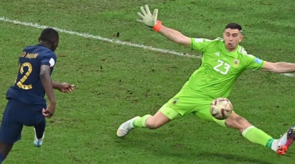 La increíble confesión de Kolo Muani acerca de la atajada del Dibu Martínez