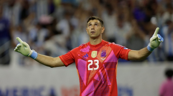 Dibu Martínez ante Ecuador.