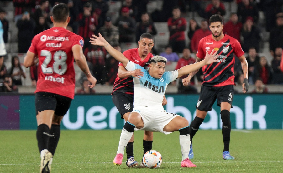 PR - CURITIBA - 19/09/2024 - COPA SUL-AMERICANA 2024, ATHLETICO-PR X RACING - Salas jogador do Racing sofre falta durante partida contra o Athletico-PR no estadio Arena da Baixada pelo campeonato Copa Sul-Americana 2024. Foto: Robson Mafra/AGIF(1687)