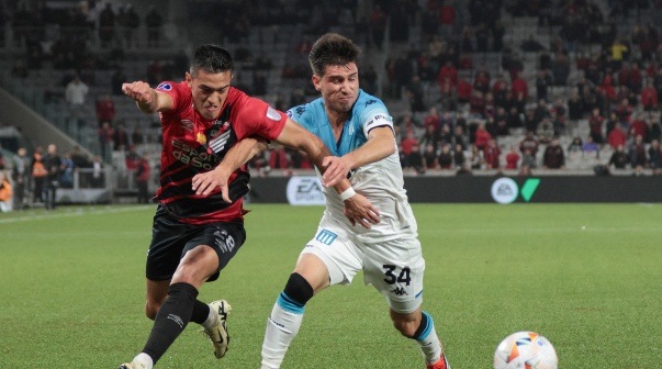 PR - CURITIBA - 19/09/2024 - COPA SUL-AMERICANA 2024, ATHLETICO-PR X RACING - Cuello jogador do Athletico-PR disputa lance com Mura jogador do Racing durante partida no estadio Arena da Baixada pelo campeonato Copa Sul-Americana 2024. Foto: Robson Mafra/AGIF
