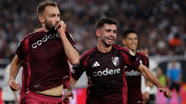 Futbol, Colo Colo vs River Plate.Cuartos de Final, Copa Libertadores 2024.El jugador de River Plate German Pezzella, izquierda, celebra su gol contra Colo Colo durante el partido de copa libertadores disputado en el estadio Monumental en Santiago, Chile.17/09/2024Felipe Zanca/PhotosportFootball, Colo Colo vs River Plate.Quarter finals, Copa Libertadores 2024.River Plate's player German Pezzella, left, celebrates his goal against Colo Colo during the copa libertadores match at the Monumental stadium in Santiago, Chile.17/09/2024Felipe Zanca/Photosport