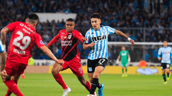 Racing y Paranaense definieron el semifinalista en un partido lleno de goles