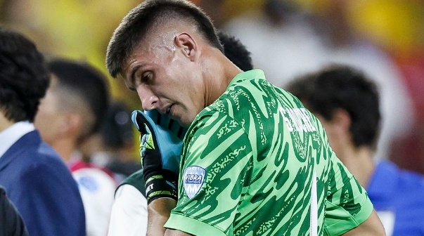 El arquero de Uruguay le apuntó con todo a Dibu Martínez: 