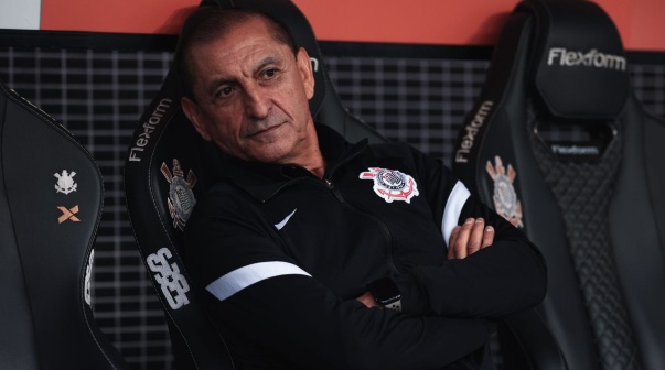 El palito a Boca de Emiliano Díaz en su despedida del Corinthians: 