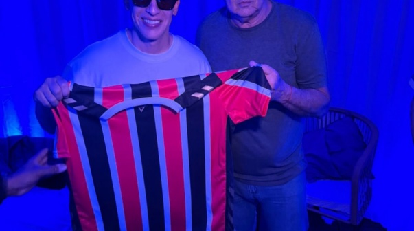 Inédito: El cantante Daddy Yankee posó con la camiseta de un equipo argentino