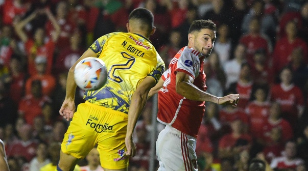 Lucas Alario llegó al país para cerrar su llegada a un importante equipo
