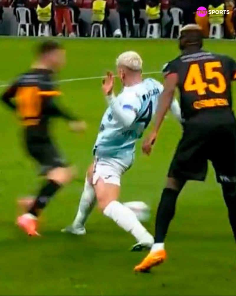 El momento exacto de la infracción entre el Galatasaray y el Adana Demirspor.