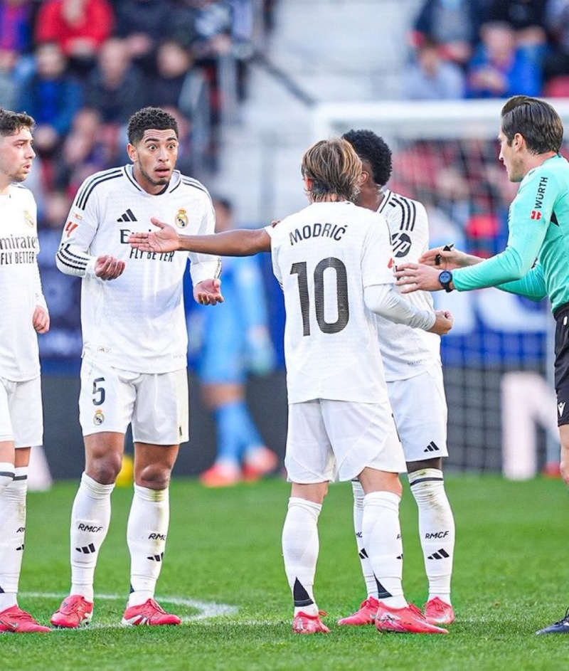 La indignación del Real Madrid ante la expulsión de Bellingham.&nbsp;