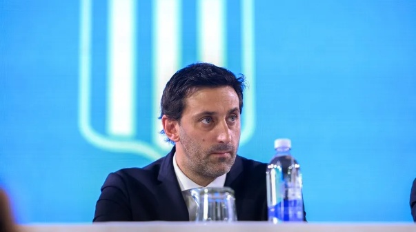 El palito de Diego Milito a Víctor Blanco en Racing: 