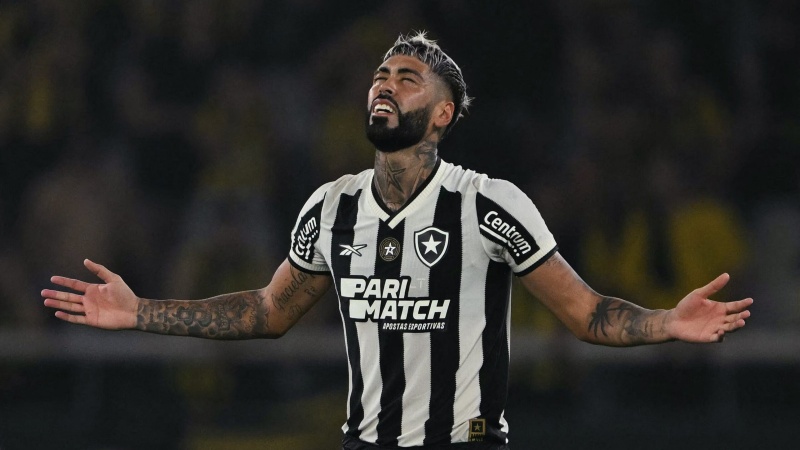 Alexander Barboza, defensor de Botafogo, picante sobre el penal a Racing en la Recopa.