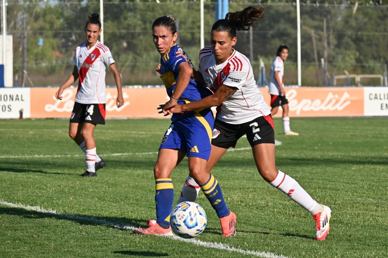 Andrea Ojeda (Boca), siendo presionada por Giuliana González ante la atenta mirada de Nikol Laurnaga (River).&nbsp;
