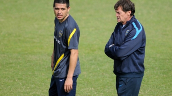 El palazo de Falcioni al hermano de Riquelme en Boca: 