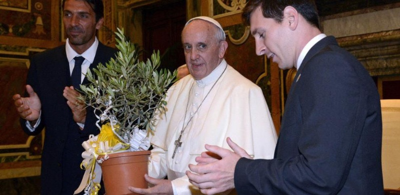 &nbsp;Un grande de Francia homenajeó al Papa Francisco con una bandera de Argentina en la tribuna