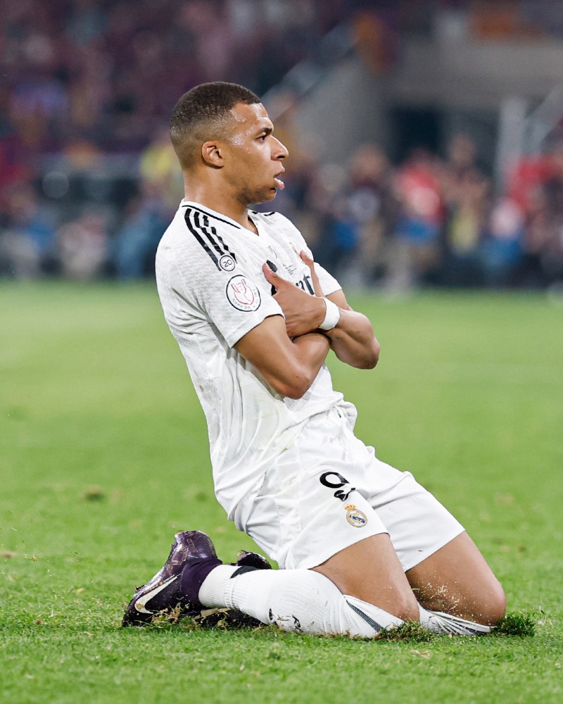 Mbappé&nbsp;se encargó del tiro libre y, con un fino tiro al palo de Wojciech Szczesny, empató el partido con un golazo