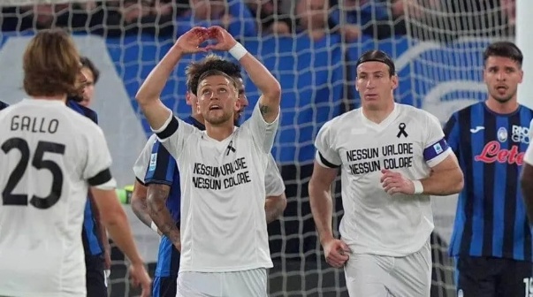 Fuerte protesta de un equipo italiano: jugó con una camiseta sin su escudo