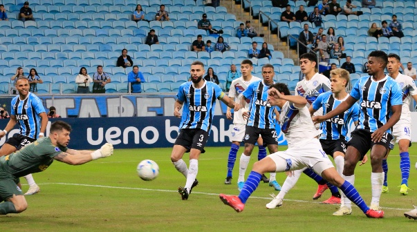Godoy Cruz rescató un valioso empate ante Gremio en Porto Alegre