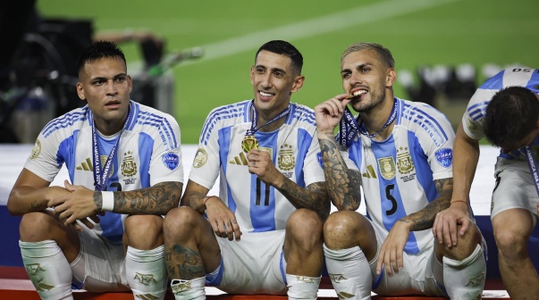 Paredes, junto a Di María y Lautaro festejando la Copa América