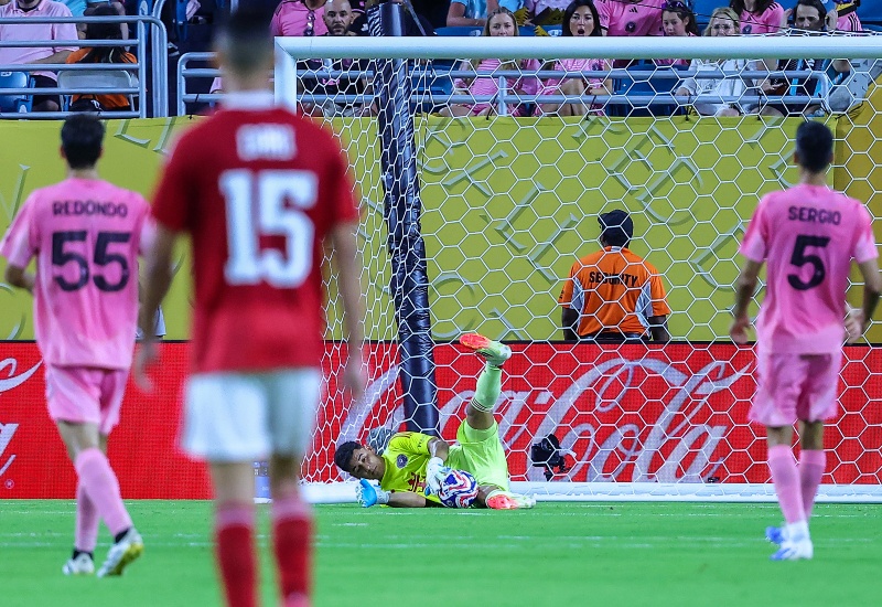 &nbsp;Tras ser figura en Inter Miami, Ustari contestó a los cantos de Boca