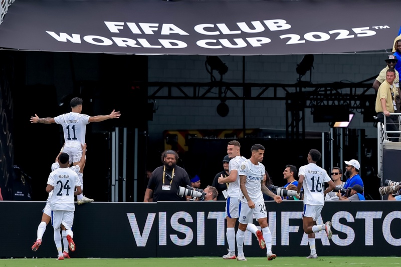 Kalidou Koulibaly bajó el centro de córner que tiró Ruben Neves, y Marcos Leonardo controló casi debajo del arco para definir en soledad.