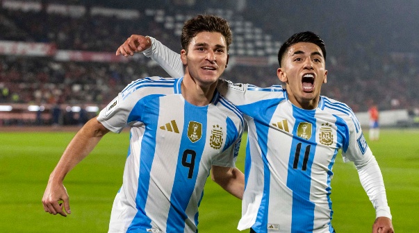 Futbol, Chile vs Argentina.Eliminatorias al mundial de la Fifa 2026.El jugador de la seleccion argentina Julian Alvarez, izquierda, celebra con sus companeros tras marcar un gol contra Chile durante un partido clasificatorio al mundial de 2026 disputado en el estadio Nacional de Santiago, Chile.05/06/2025Cristian Soto/PhotosportFootball, Chile vs Argentina.2026 FIfa World Cup qualifiers.Argentina’s player Julian Alvarez, left, celebrates with teammates after scoring against Chile during a 2026 Fifa World Cup qualifier match at the National stadium in Santiago, Chile.05/06/2025Cristian Soto/Photosport