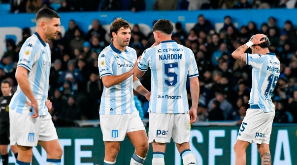 Pelea e insultos entre dos jugadores de Racing en la derrota vs. Estudiantes: 