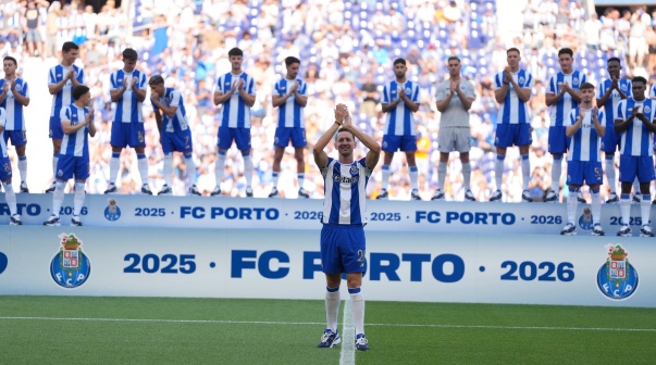 La rompió en Barcelona y Porto sorprendió a sus hinchas juntándolo con Alan Varela