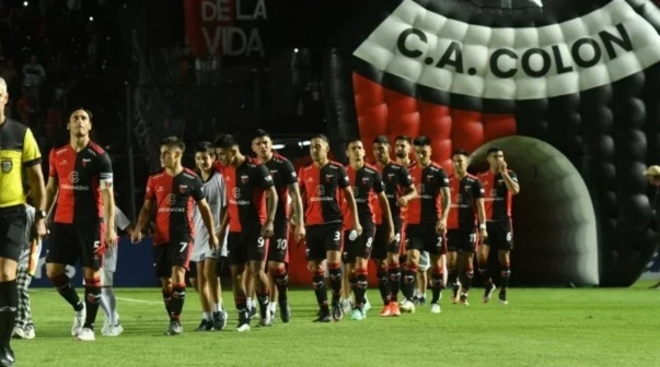 Un exjugador de Boca debutó como nuevo DT de Colón: 