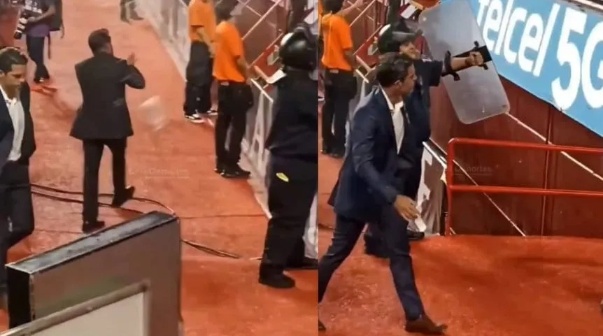 Mal momento para Gago en Necaxa: fue agredido por la hinchada