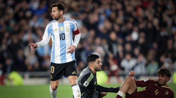 Con un doblete de Messi, Argentina venció a Venezuela en una noche a pura emoción