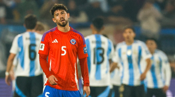 Futbol, Chile vs Argentina.
Eliminatorias al mundial de la Fifa 2026.
El jugador de la seleccion chilena Felipe Loyola se lamenta tras un gol de Argentina durante un partido clasificatorio al mundial de 2026 disputado en el estadio Nacional de Santiago, Chile.
05/06/2025
Andres Pina/Photosport
Football, Chile vs Argentina.
2026 FIfa World Cup qualifiers.
Chile’s player Felipe Loyola reacts after a Argentina’s goal during a 2026 Fifa World Cup qualifier match at the National stadium in Santiago, Chile.
05/06/2025
Andres Pina/Photosport