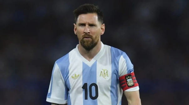 Una figura de Ecuador le apuntó a Messi: 
