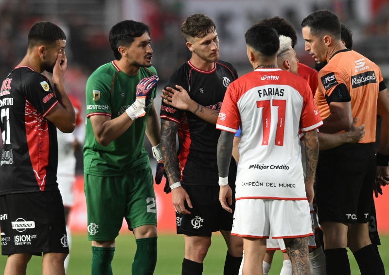 Partido lleno de polémicas en La Plata entre Estudiantes y Barracas Central