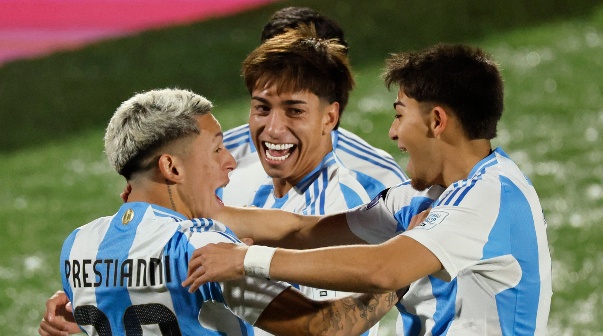 Futbol, Mexico vs Argentina.Mundial sub 20, Chile 2025.El jugador de Argentina Maher Carrizo, centro, celebra con sus companeros tras marcar un gol contra Mexico durante un partido de eliminacion directa de los cuartos de final del mundial sub 20 realizado en el estadio Nacional de Santiago, Chile.11/10/2025Andres Pina/PhotosportFootball, Mexico vs Argentina.U-20 World Cup Championship.Argentina’s player Maher Carrizo, center, celebrates with his teammates after scoring against Mexico during a U-20 World Cup, quarter final knock out match, at the Nacional stadium in Santiago, Chile.11/10/2025Andres Pina/Photosport