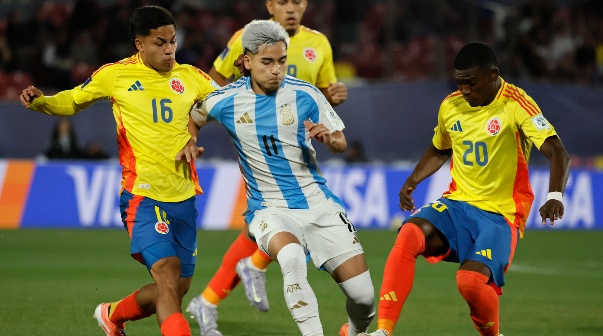 Futbol, Argentina vs Colombia.Mundial sub 20, Chile 2025.El jugador de Argentina Ian Subiabre, centro, disputa el balon con Joel Romero y Joel Canchimbo de Colombia durante el partido de la semifinal del mundial sub 20 realizado en el estadio Nacional de Santiago, Chile.15/10/2025Andres Pina/PhotosportFootball, Argentina vs Colombia.U-20 World Cup Championship.Argentina’s player Ian Subiabre, center, vies for the ball with Joel Romero and Joel Canchimbo of Colombia during a U-20 World Cup semifinal match, at the Nacional stadium in Santiago, Chile.15/10/2025Andres Pina/Photosport