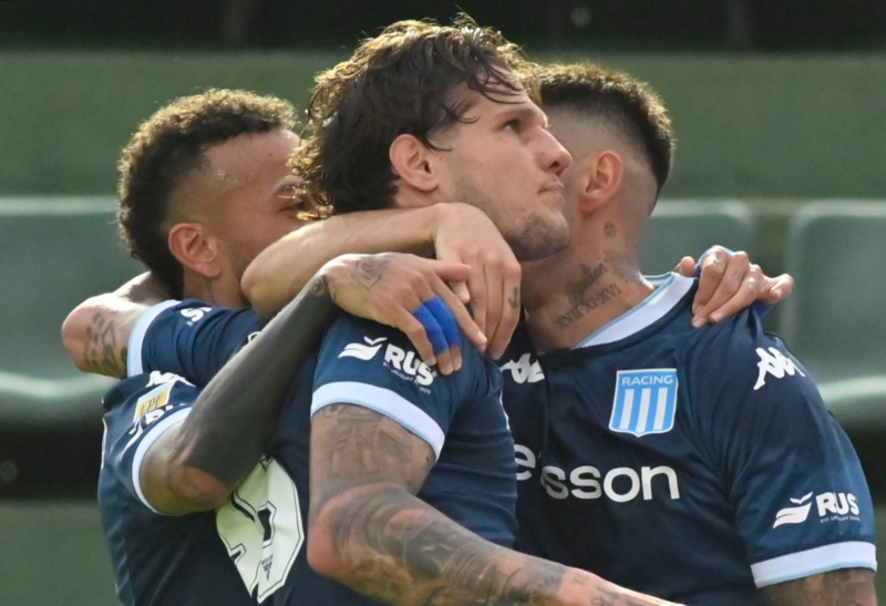 Racing dio el golpe como visitante ante Banfield y se ilusiona con los Playoffs