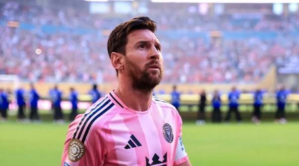 Tras renovar en Inter Miami, Messi posó con la camiseta de un club del fútbol argentino