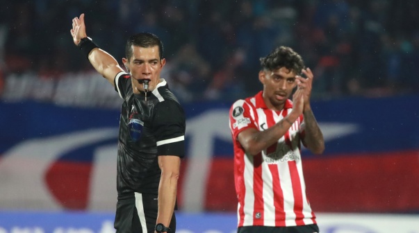 Futbol, Universidad de Chile vs Estudiantes de la Plata.
Fase de grupos, Copa Libertadores 2025.
El arbitro Andres Rojas es fotografiado durante el partido de copa libertadores por el grupo A entre Universidad de Chile contra Estudiantes de la Plata disputado en el estadio Nacional en Santiago, Chile.
07/05/2025
Jonnathan Oyarzun/Photosport
Football, Universidad de Chile vs Estudiantes de la Plata.
Group stage, Copa Libertadores 2025.
Referee Andres Rojas is pictured during the copa libertadores match for group A between Universidad de Chile against Estudiantes de la Plata at the Nacional stadium in Santiago, Chile.
07/05/2025
Jonnathan Oyarzun/Photosport