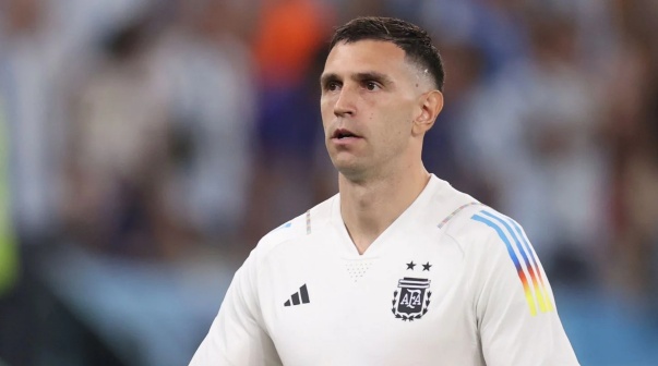 Desde FIFA le dieron una mala noticia al Dibu Martínez a 6 meses del Mundial