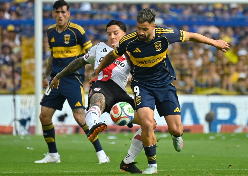 Gustavo Costas le habría bajado el pulgar a Milton Giménez, de Boca, en Racing