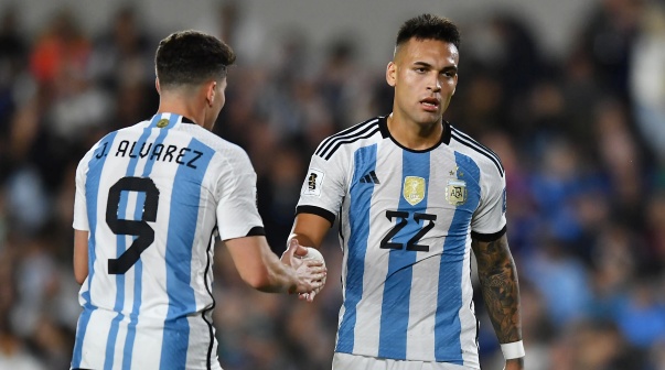Batistuta no dudó entre Lautaro Martínez y Julián Álvarez: 