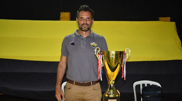 Sorpresa internacional: el presidente de un club jugó en Primera y rompió un récord