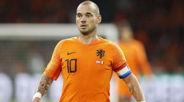 El palo de Wesley Sneijder a la Selección Argentina antes del Mundial: 