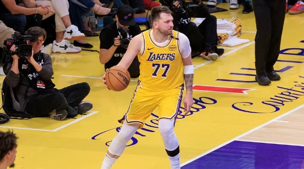 Doncic anota 45 puntos para la victoria de Los Angeles Lakers y sigue la lucha en la NBA