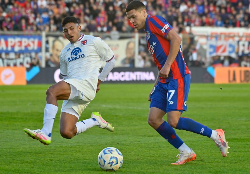 Además de Romaña, River avanzó por Elías Báez, otra figura de San Lorenzo