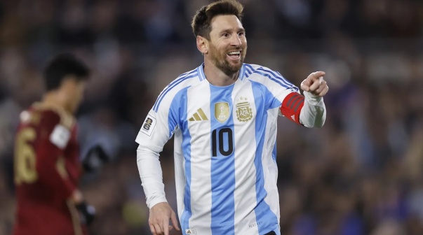 Sorpresa: Messi posó con una camiseta del ascenso argentino