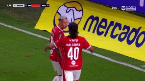 El delantero uruguayo la colgó del ángulo y adelantó al Rojo en la Bombonera. 