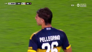 El defensor ganó a la salida de un córner y la pelota salió apenas desviada. 