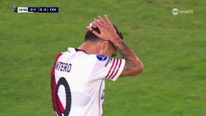 El volante colombiano remató y obligó a la respuesta del arquero Bruera.